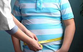 Rośnie liczba dzieci z powikłaniami otyłości. Jak pomóc choremu dziecku?